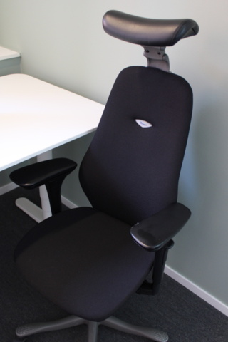 1410617-5 Elektriskt skrivbord, arbetsstol och kontorsskåp