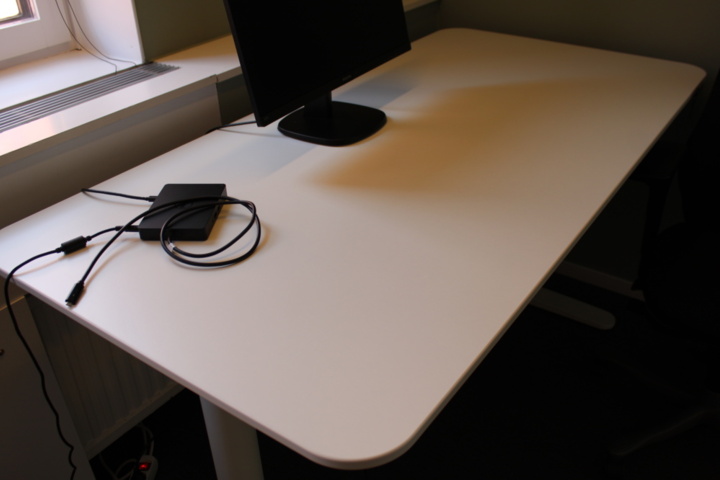 1410617-6 Elektriskt skrivbord, arbetsstol och kontorsskåp