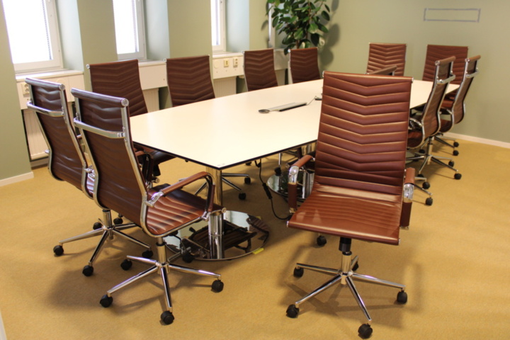 1410620-1 Konferensbord med 12 st stolar