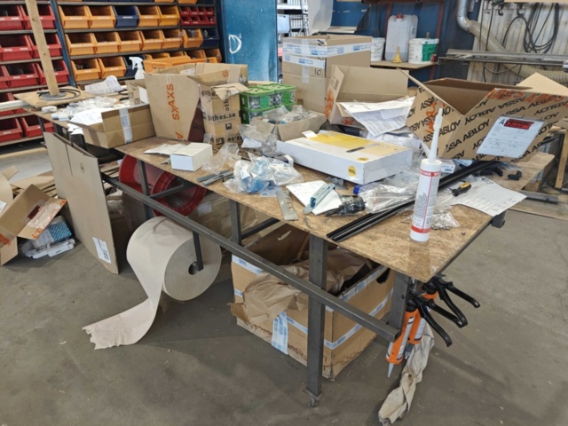 1400547-3 3 self-built assembly benches