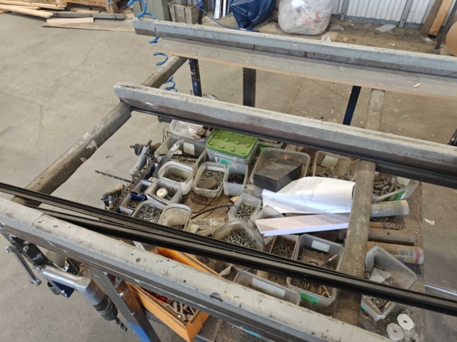 1400547-6 3 self-built assembly benches