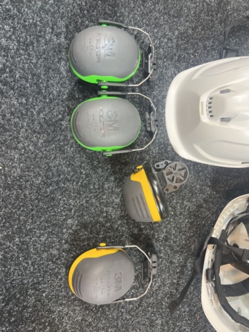 1395620-2 Arbetshjälmar 2 st och avtagbara hörselkåpor 2 par