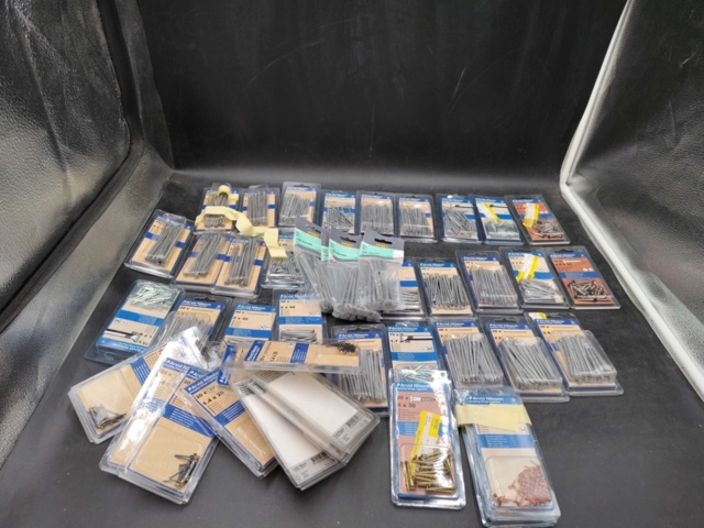 1420546-1 Sortiment med spik och skruv