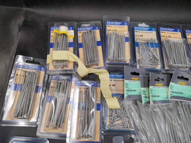 1420546-2 Sortiment med spik och skruv