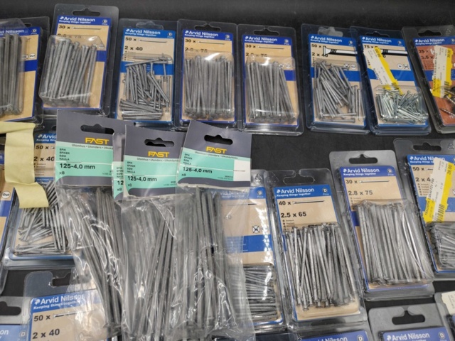 1420546-3 Sortiment med spik och skruv