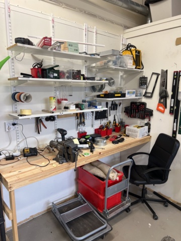 1419956-1 Workbench with tools, storage shelves and accessories