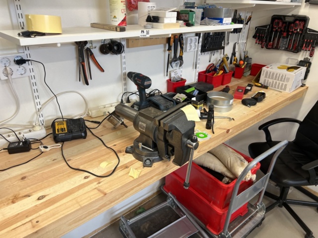 1419956-3 Workbench with tools, storage shelves and accessories