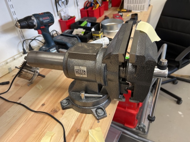 1419956-5 Workbench with tools, storage shelves and accessories