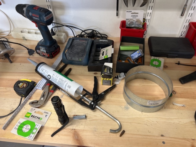 1419956-6 Workbench with tools, storage shelves and accessories