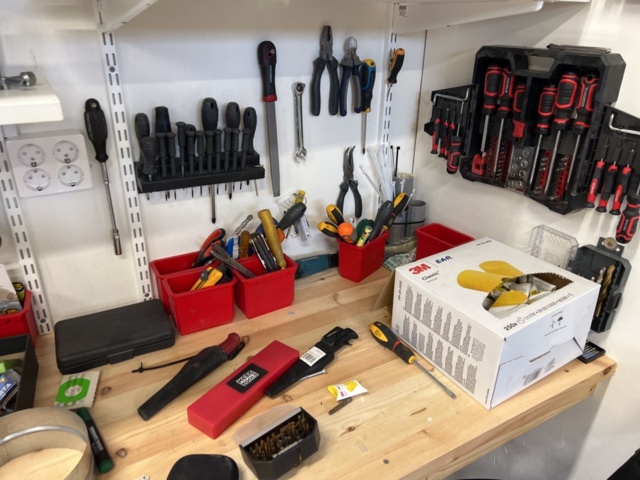 1419956-7 Workbench with tools, storage shelves and accessories