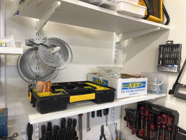 1419956-8 Workbench with tools, storage shelves and accessories