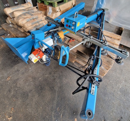 1421081-1 PMH Knäckarmskran Hymer – 100 kg, årsmodell 2021