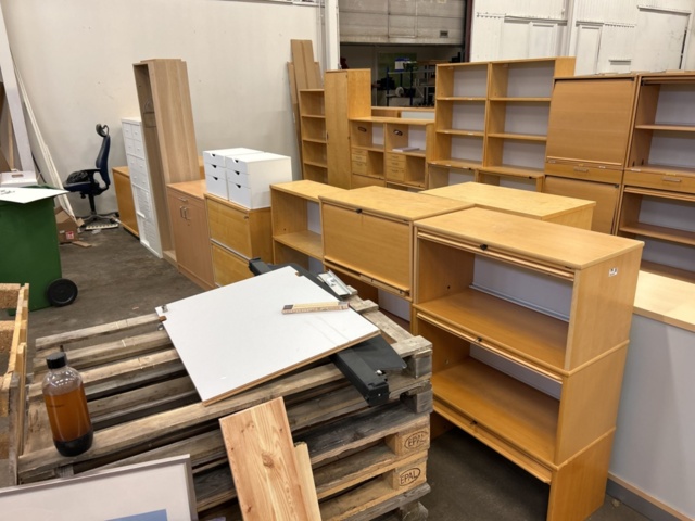 1361225-1 Samling med skåp,  byråer och hyllor