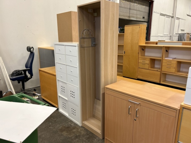 1361225-6 Samling med skåp,  byråer och hyllor