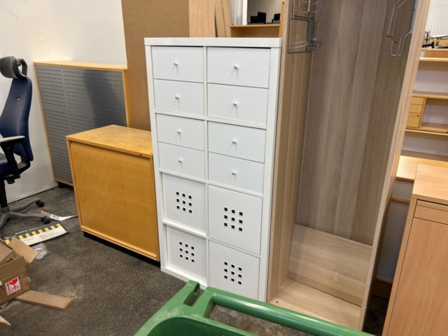 1361225-7 Samling med skåp,  byråer och hyllor