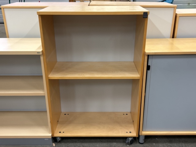 1361226-3 Samling med skåp, byråer och hyllor