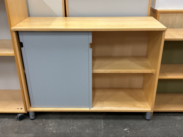 1361226-5 Samling med skåp, byråer och hyllor