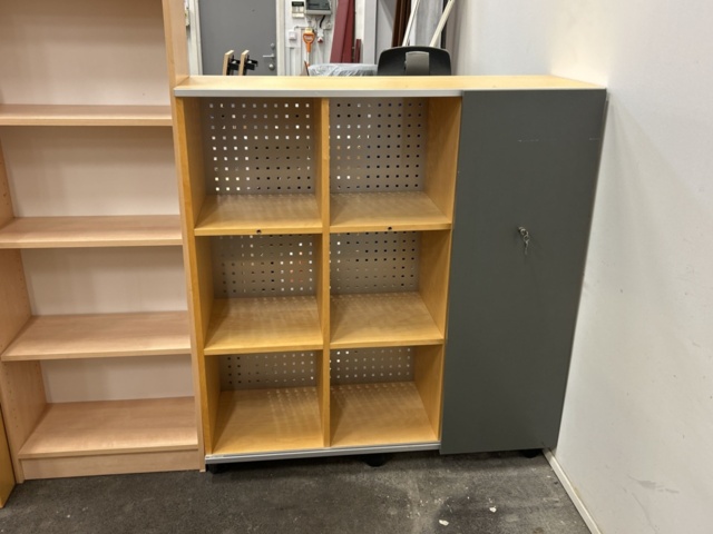 1361226-9 Samling med skåp, byråer och hyllor