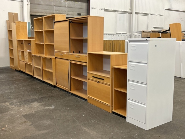 1361227-2 Parti med diverse skåp