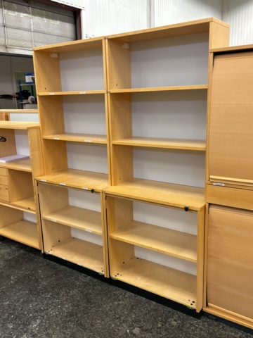 1361227-8 Parti med diverse skåp