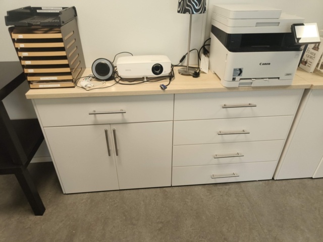 1331905-6 Kontorsmöbler och tillbehör