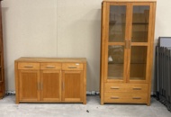 1361234 Byrå och vitrinskåp