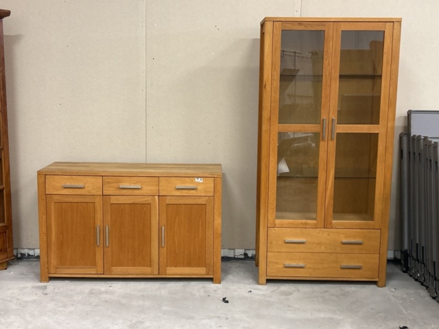 1361234-1 Byrå och vitrinskåp
