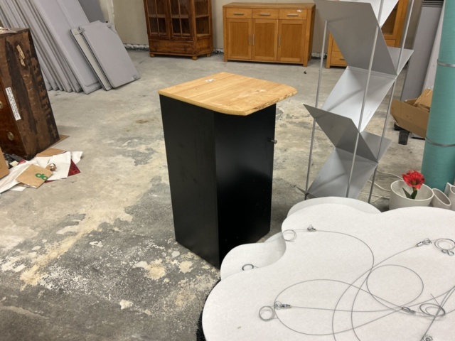 1361236-2 Lot with various office and interior design details