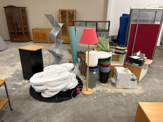 1361236-1 Lot with various office and interior design details