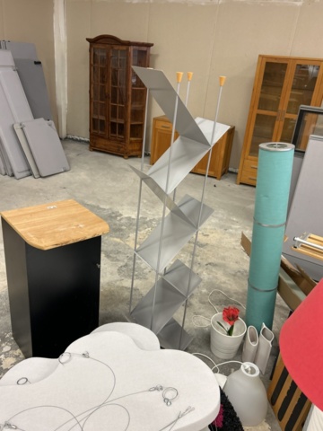 1361236-3 Lot with various office and interior design details