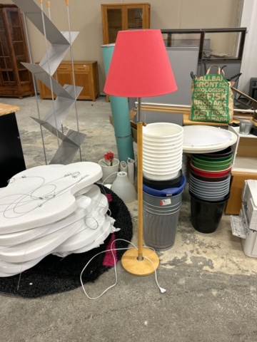 1361236-5 Lot with various office and interior design details