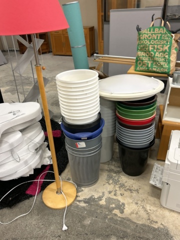 1361236-6 Lot with various office and interior design details