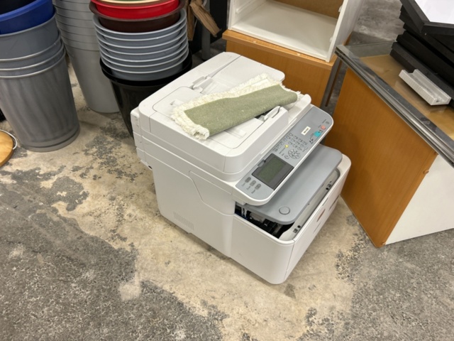 1361236-8 Lot with various office and interior design details