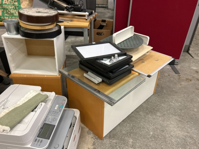 1361236-7 Lot with various office and interior design details