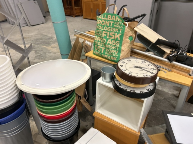 1361236-9 Lot with various office and interior design details