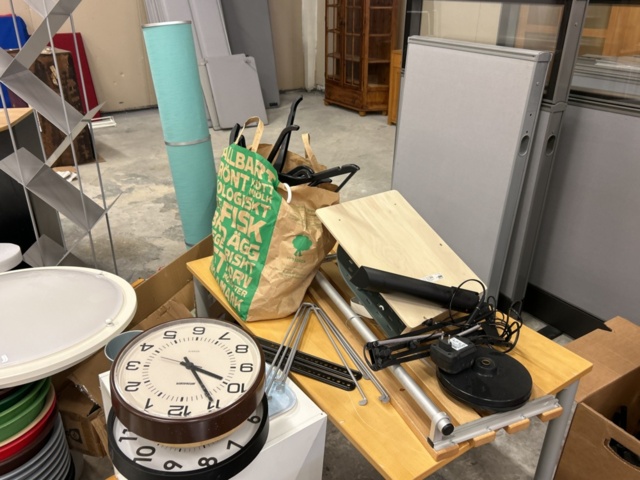 1361236-10 Lot with various office and interior design details