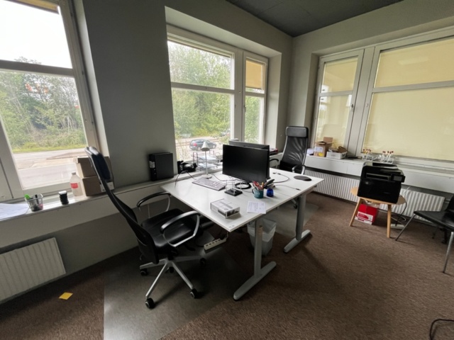 1204780-1 Collection of office furniture and electronics