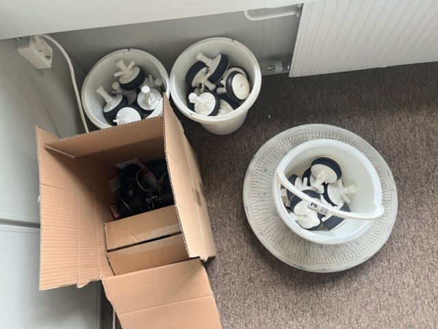 1204781-1 Lot with drainage/test plugs including 100mm (4")