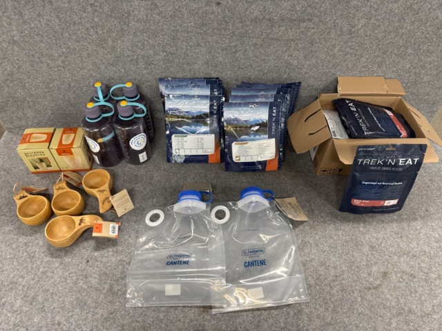 1367127-1 Campingutrustning med frystorkade matpåsar