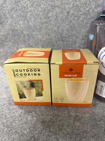 1367127-2 Campingutrustning med frystorkade matpåsar