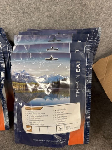 1367127-7 Campingutrustning med frystorkade matpåsar