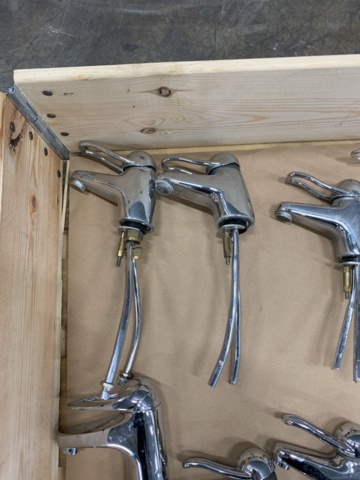 1421161-4 Parti med tvättställsblandare