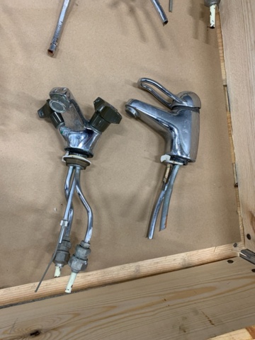 1421161-8 Parti med tvättställsblandare