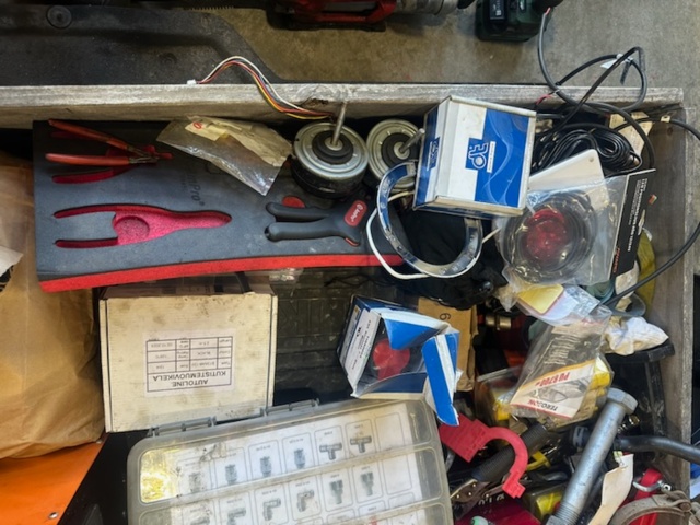 1413431-11 Diverse verktyg från servicebil