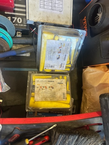 1413431-9 Diverse verktyg från servicebil