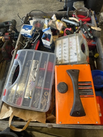 1413431-10 Diverse verktyg från servicebil