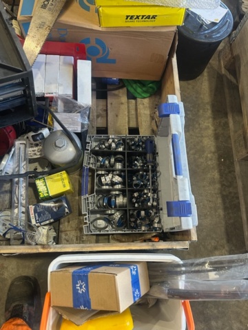 1413431-12 Diverse verktyg från servicebil