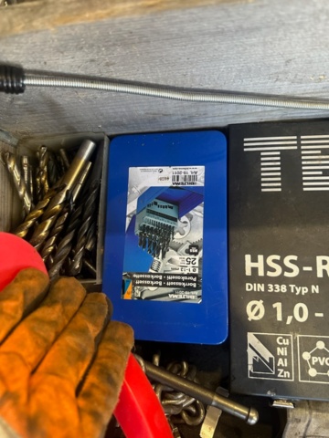 1413431-19 Diverse verktyg från servicebil