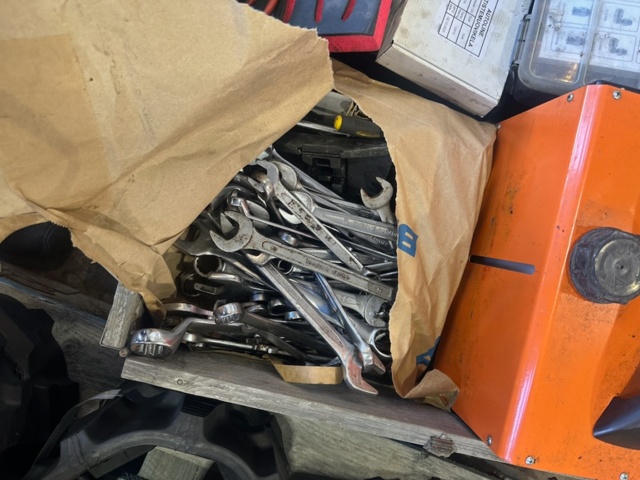 1413431-21 Diverse verktyg från servicebil