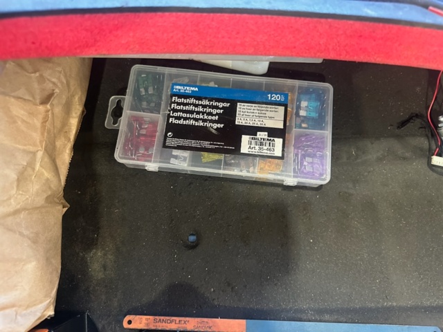 1413431-13 Diverse verktyg från servicebil